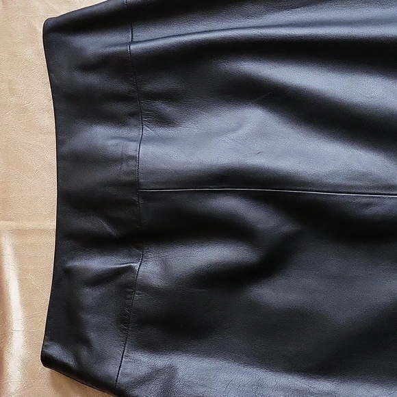 Valerie by valerie stevens EUC petite women's black 100% Leather skirt size 6P. - Picture 2 of 6
